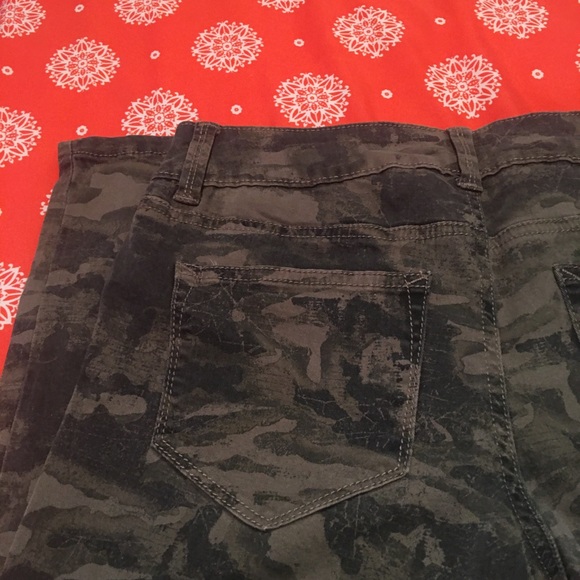 MAURICES CAMOUFLAGE STRETCH SKINNY PANTS SZ S REGULAR. Zipper fly . - Picture 8 of 8